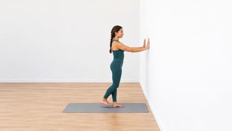Elevación hacia atrás con apoyo en la pared